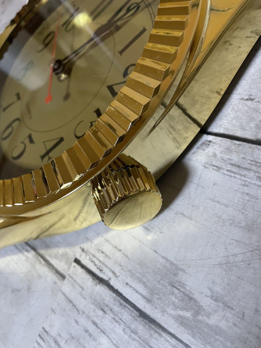 23A07-116N:ビッグ　腕時計型　壁かけ時計　ゴールド　クオーツ　金　レトロ　昭和　22×4×67　インテリア_画像4