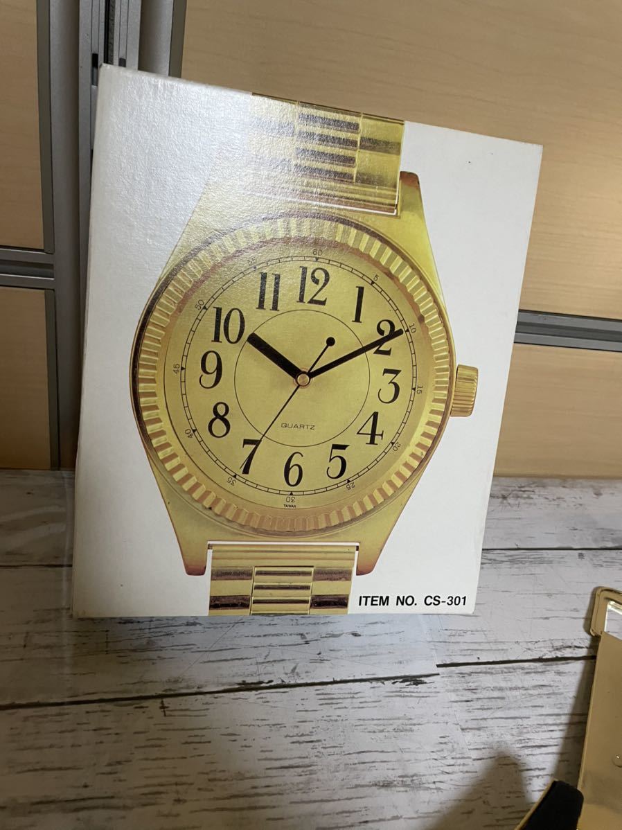 23A07-116N:ビッグ　腕時計型　壁かけ時計　ゴールド　クオーツ　金　レトロ　昭和　22×4×67　インテリア_画像9