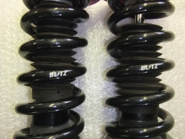 BLITZ DAMPER ZZR全開水車諧波奧德賽RB1前面只有二手。    原文:BLITZ DAMPER ZZR フルタップ車高調 オデッセイ RB1 フロントのみ 中古。