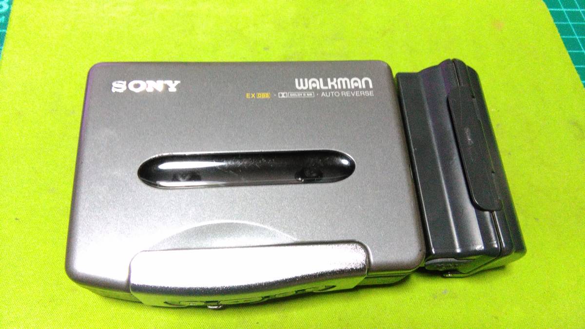 ソニー　WALKMAN WM- SX77 カセットウォークマン 通電OK ジャンク_画像1