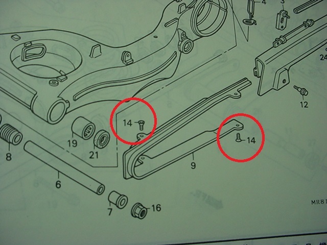 VFR400R　NC30　フラットスクリュー　ネジ　4個セット　（チェーンスライダー　ホンダ　純正　90156-MR8-000　52170-MR8-003　検索用）_１台で４個使います