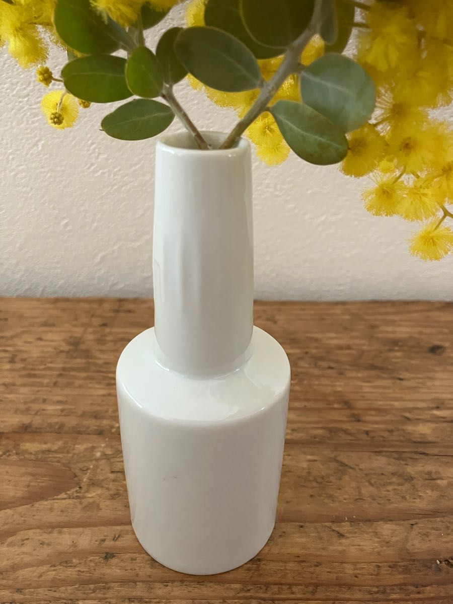 古い白磁の一輪挿し　昭和レトロ　花瓶　デッドストック品