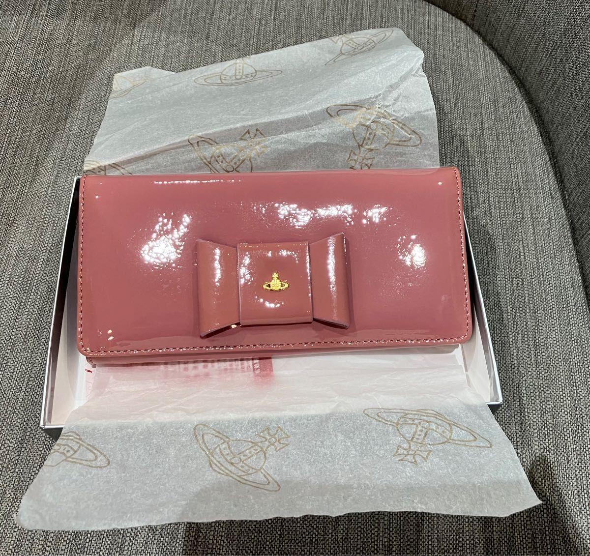 【新品・未使用品】 箱付き　Vivienne Westwood リボン オーブ エナメル パテント長財布　くすみピンク