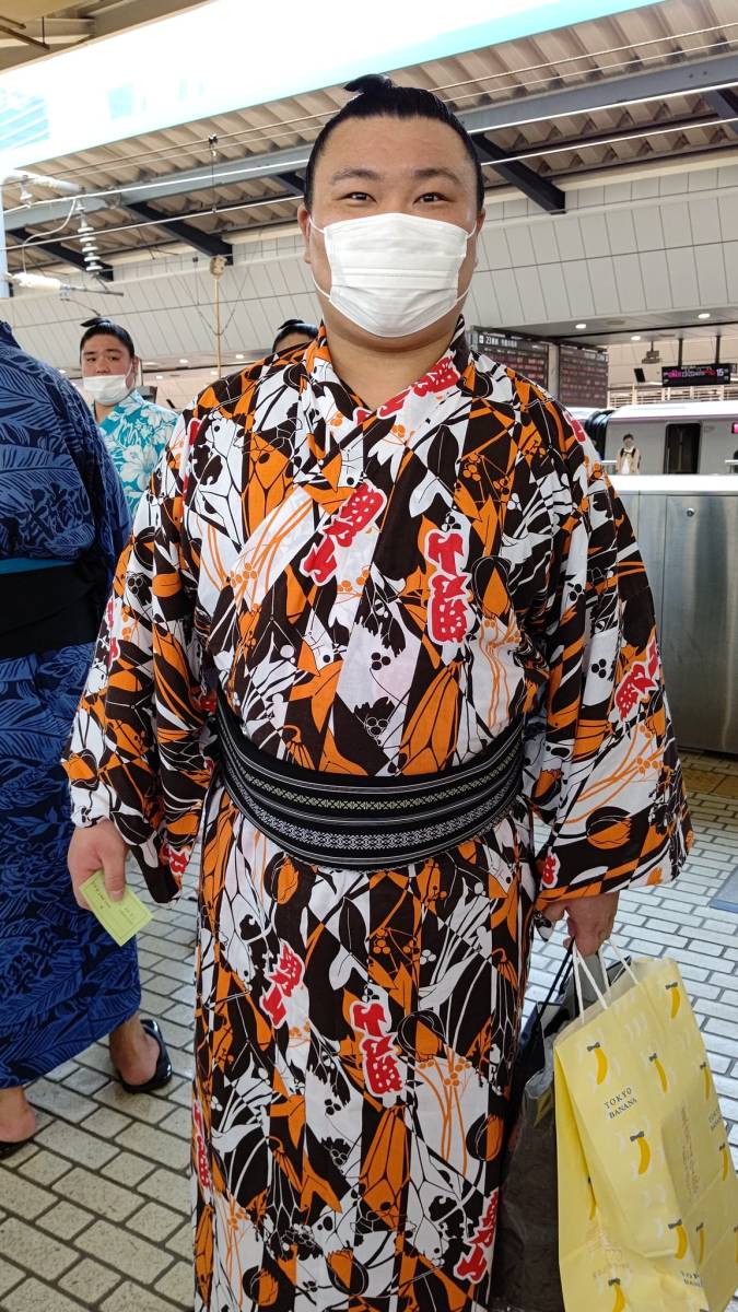 力士に大人気!朝乃山!浴衣反物!富山県花「チューリップ柄」の 力士に大人気!朝乃山!浴衣反物!富山県花「チューリップ柄」の