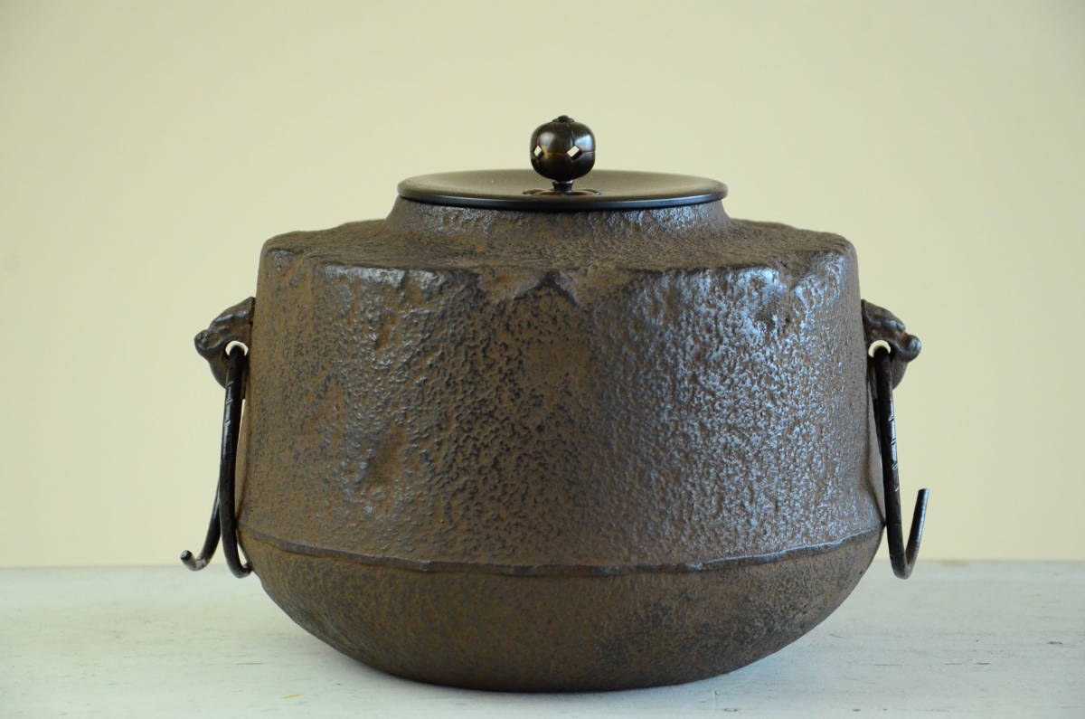 【今日の超目玉】 風炉釜 画像10枚掲載中 茶道具 紙箱付 未使用 重量約3kg 矢筈釜 鉄釜 釜 【今日の超目玉】 風炉釜 画像10枚掲載中 茶道具 紙箱付 未使用 重量約3kg 矢筈釜 鉄釜 釜