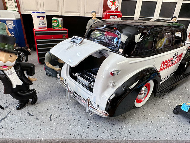 Jada monopoly 1939 year Chevrolet master Deluxe die-cast minicar 1/24 scale ( Mr. monopoly. figure attaching )