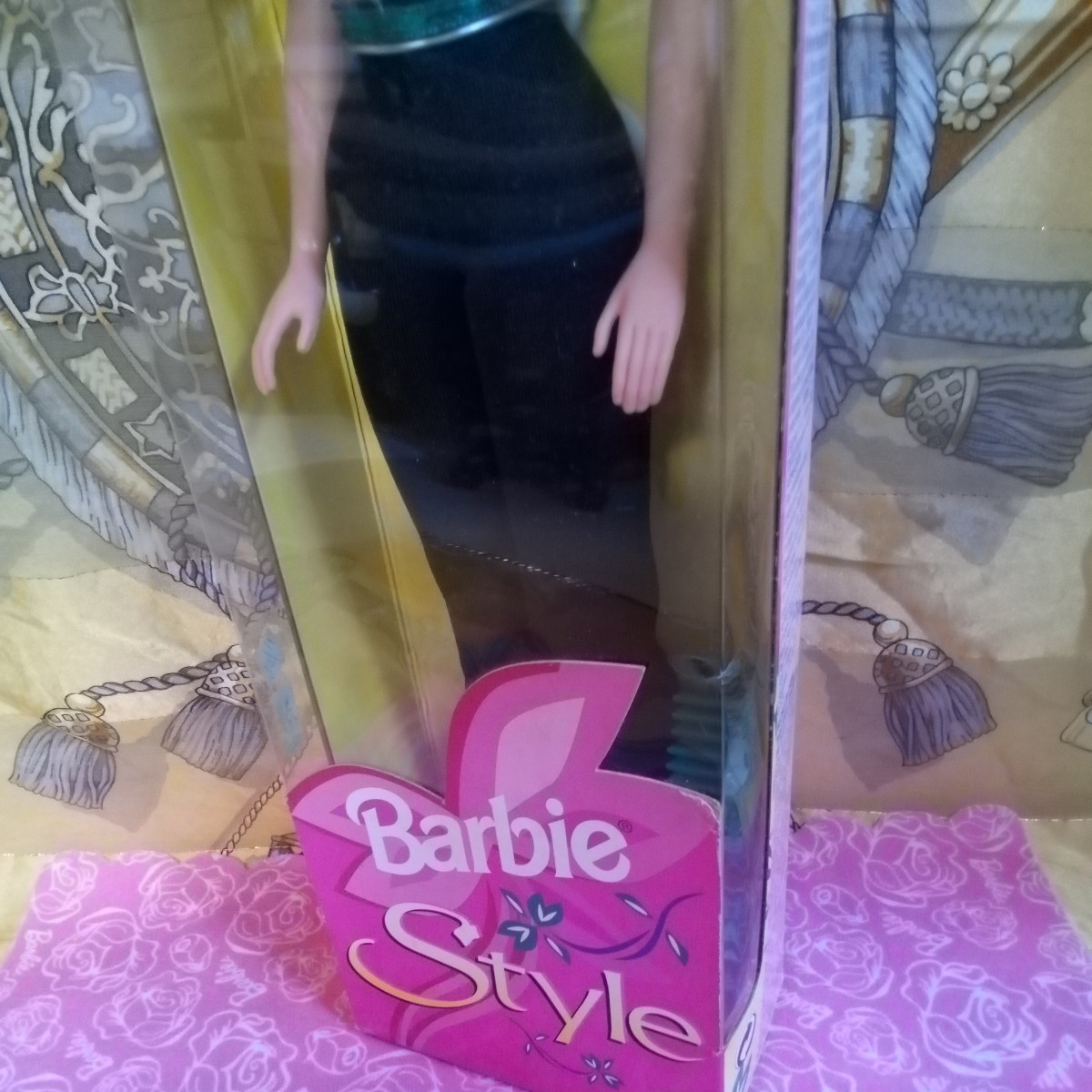 マテル　Barbie　新品未使用”バービースタイルファッションアベニュー“黒パンツスタイル　外箱スレ傷あり。_画像3
