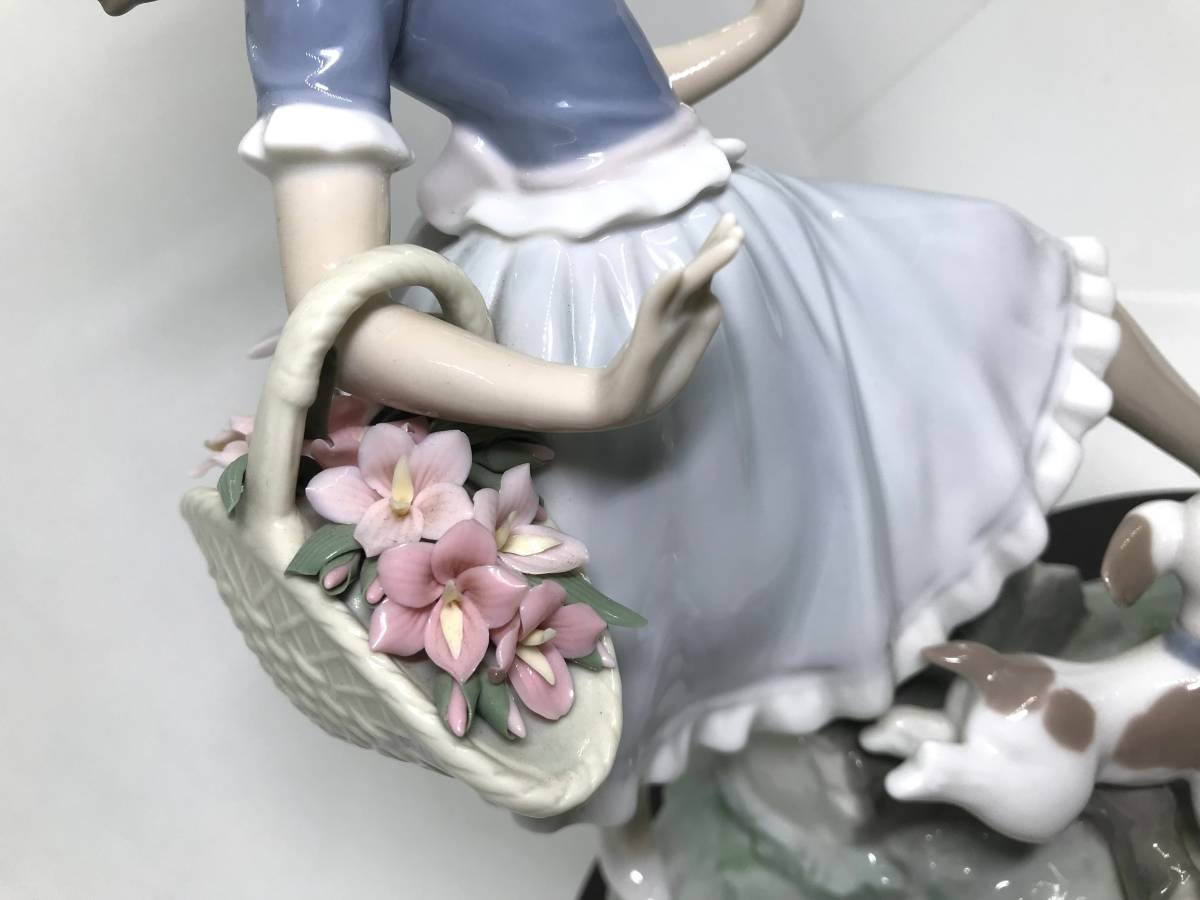 リヤドロ LLADRO 子犬とかけっこ 4920　花束 少女 犬 花かご 花 陶器人形 置物 陶器 フィギュリン 高さ27cm インテリア 台座付き_画像6