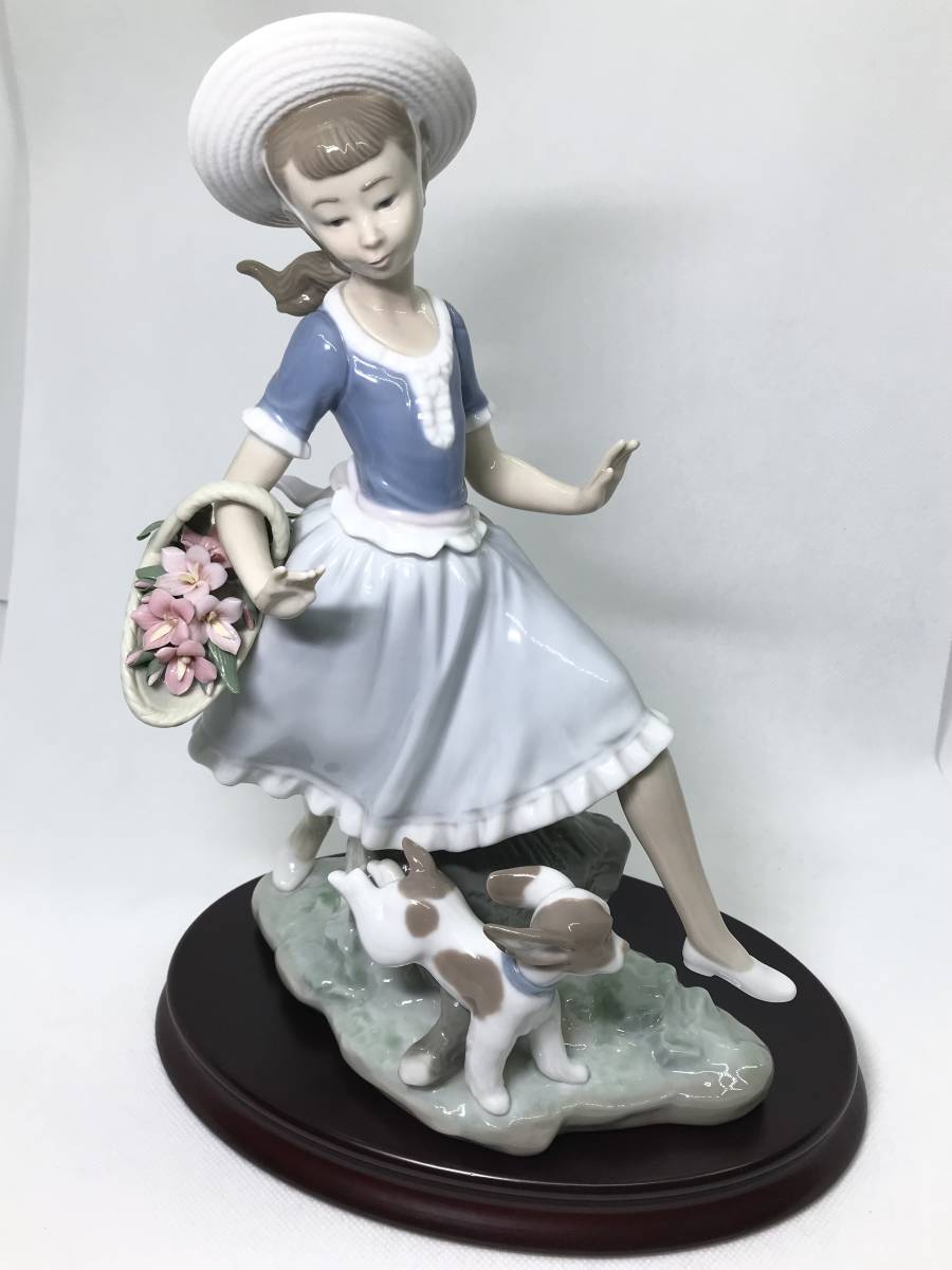 リヤドロ LLADRO 子犬とかけっこ 4920　花束 少女 犬 花かご 花 陶器人形 置物 陶器 フィギュリン 高さ27cm インテリア 台座付き_画像1