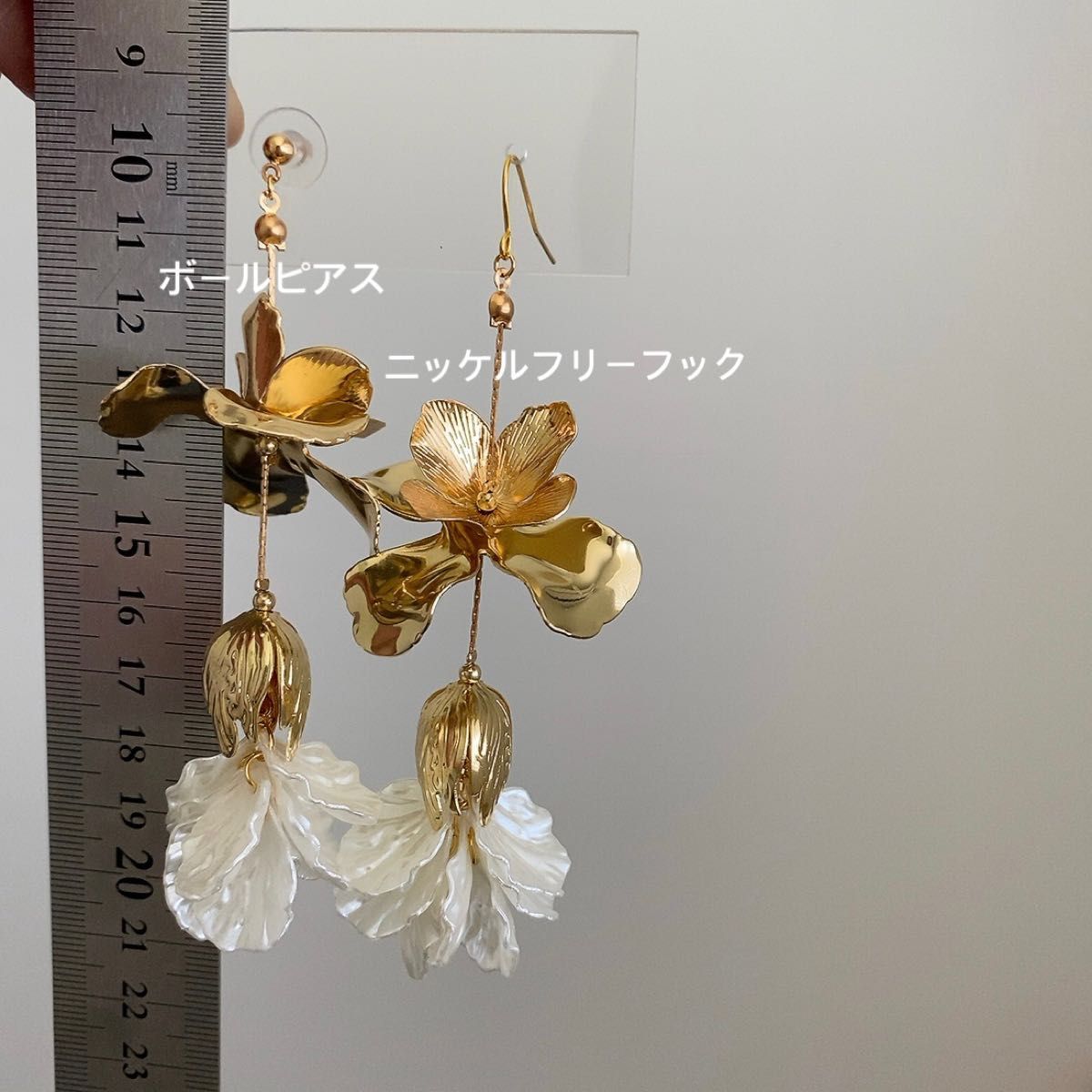 ブライダル　ウェディング　披露宴　ゴールド　ホワイト　花びら　大ぶり　アクセサリー　ピアス　イヤリング