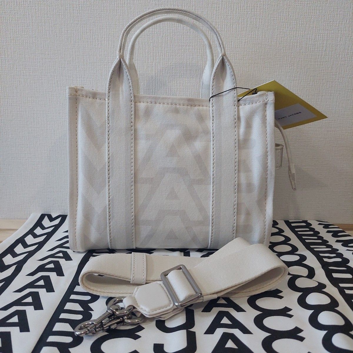 MARC JACOBS 女性アウトラインモノグラムトートバッグ MARC JACOBSザ アウトライン モノグラム トート バッグ スモール
