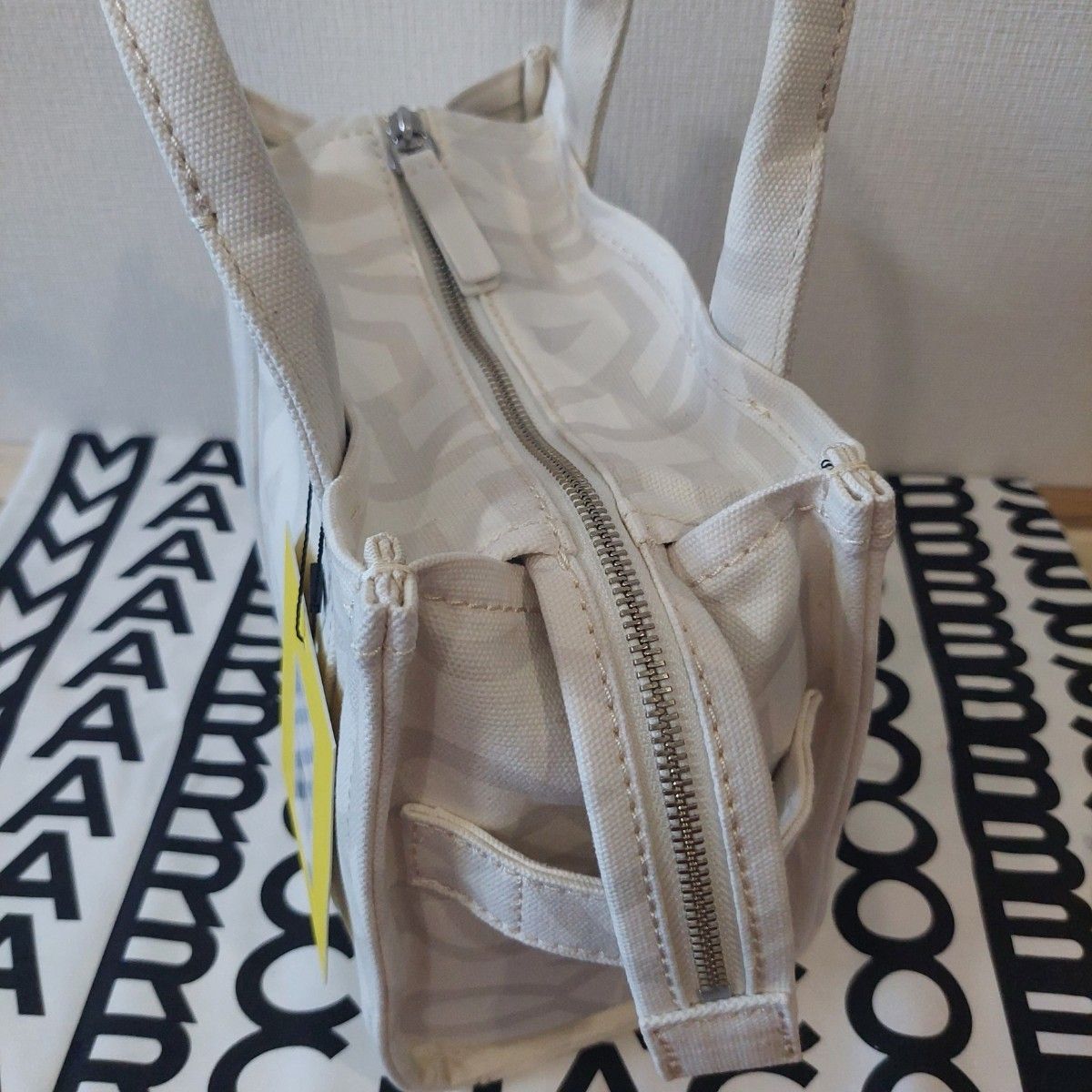 MARC JACOBS 女性アウトラインモノグラムトートバッグ MARC JACOBSザ アウトライン モノグラム トート バッグ スモール
