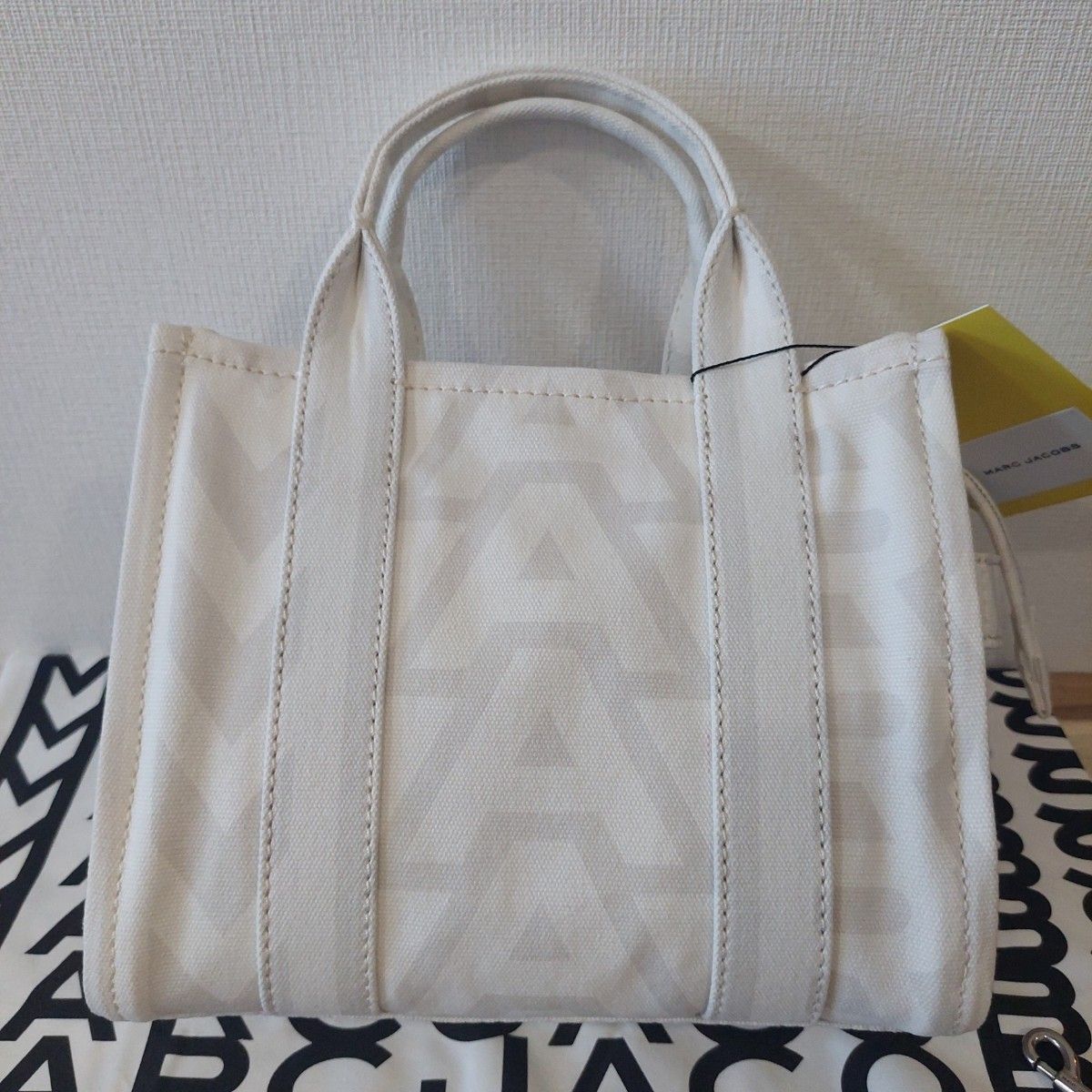 MARC JACOBS 女性アウトラインモノグラムトートバッグ MARC JACOBSザ アウトライン モノグラム トート バッグ スモール
