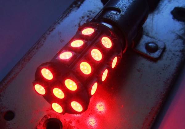 ＜LEDW03R-009＞　27SMD LED　ブレーキ・テールライト＜赤＞S25 ダブル球 美しい赤色、一般的なサイズです _森のオームの怒り・・