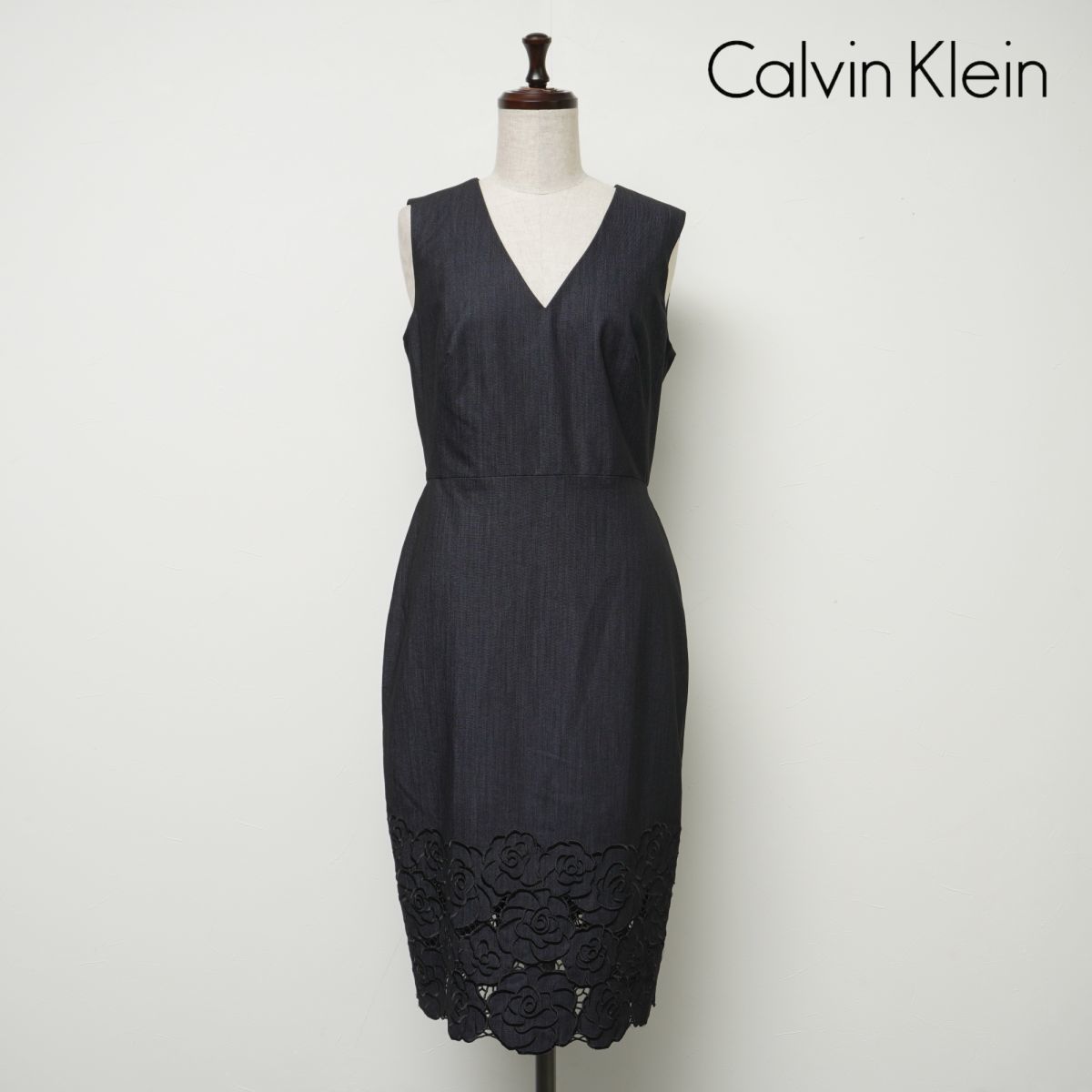 新品未使用 Calvin Klein カルバンクライン 裾花柄刺繍 Vネック ノースリーブタイトワンピース 裏地なし レディース 紺 サイズ4*EC239
