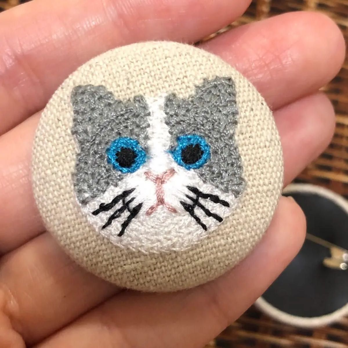 最大66%OFFクーポン くるみボタン 猫刺繍 ブローチ