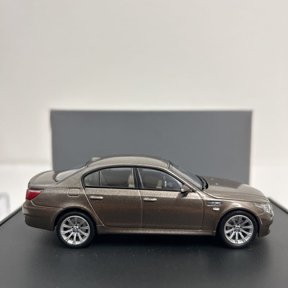 BMW ディーラー特注 1/43 M5 E60 ブロンズ 5シリーズ セダン ミニカー モデルカー_画像6