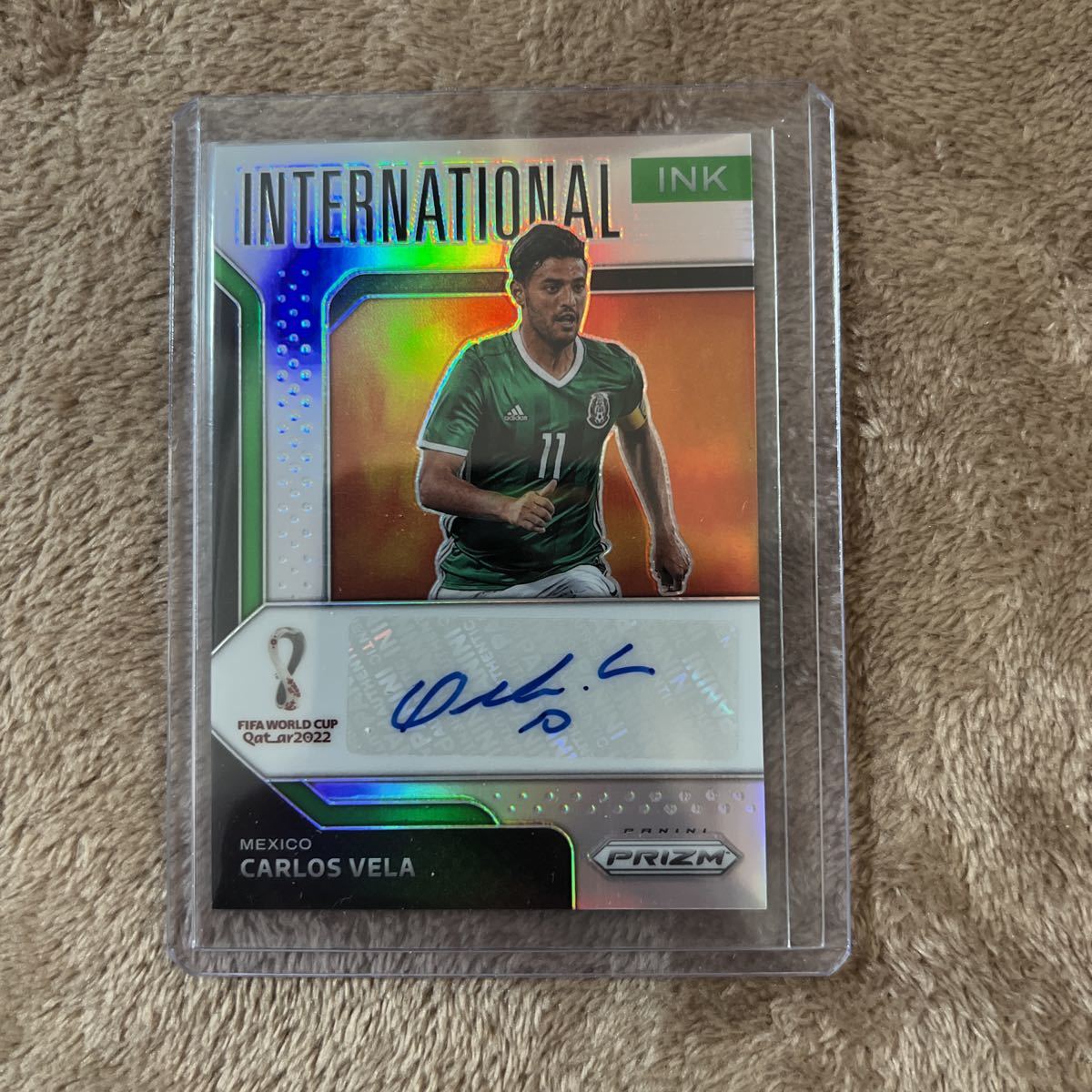 2022 Panini Prizm World Cup Qatar カタールW杯 CARLOS VELA International Ink Silver SP Auto 199シリ直筆サインカード Mexico代表_画像1