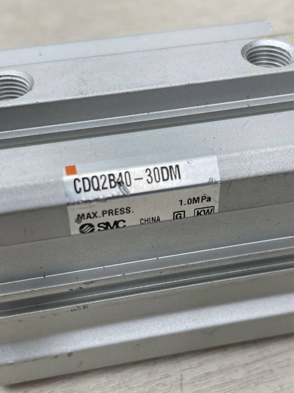 SMC 薄型シリンダ CDQ2B40-30DM 標準 複動 片ロッド 1.0ＭPa ストローク30㎜ ブロック形 通し穴 クリーン 省スペースシリンダ 即日配送_画像3