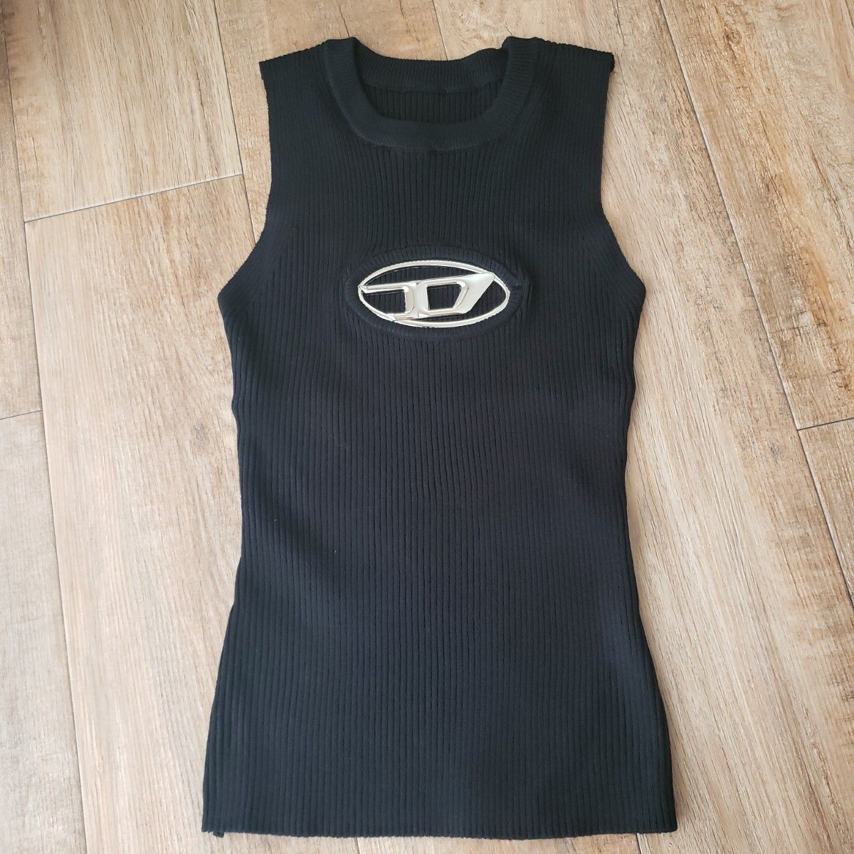 新品 DIESEL ディーゼル メタル ロゴ プレート ノースリーブ 新品 DIESEL ディーゼル メタル ロゴ プレート ノースリーブ