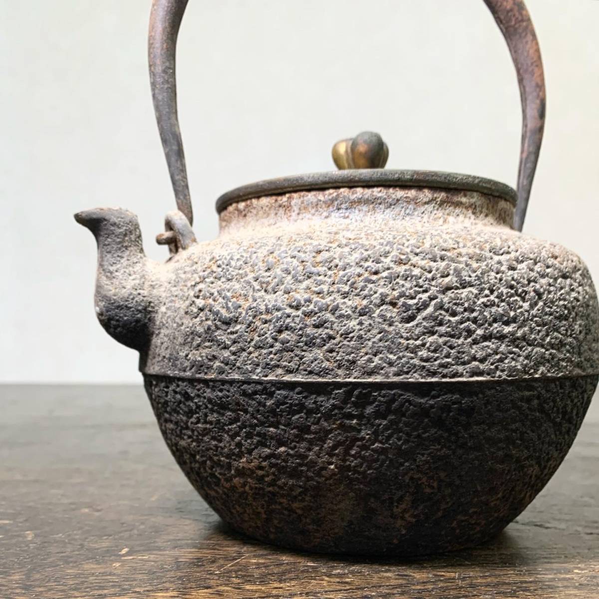 京都 時代物 釜師造 祥雲堂 白肌 鉄瓶 1421g 茶道具　are8600_画像6