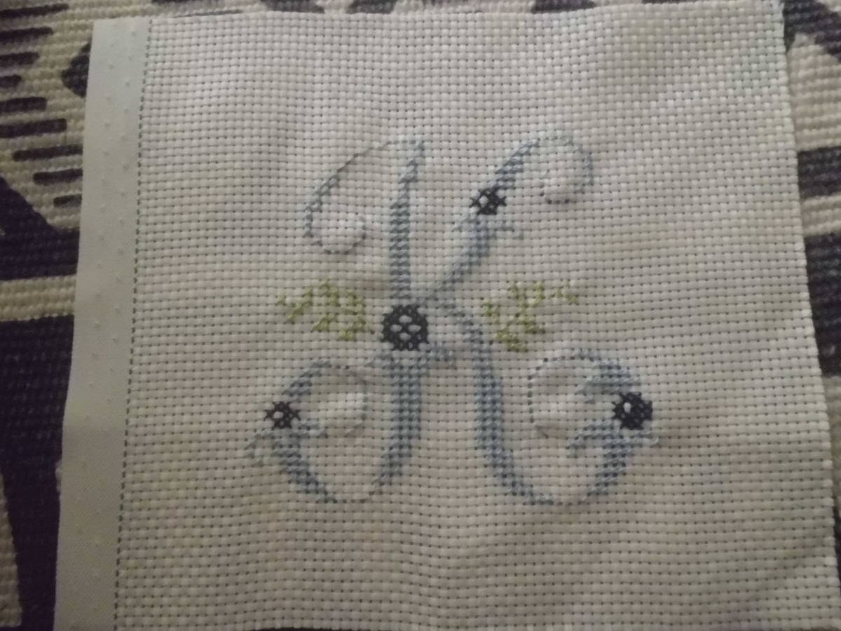 刺繍 ハンドメイド クロスステッチ 完成品 イニシャルK 水色 の 刺繍 ハンドメイド クロスステッチ 完成品 イニシャルK 水色 の
