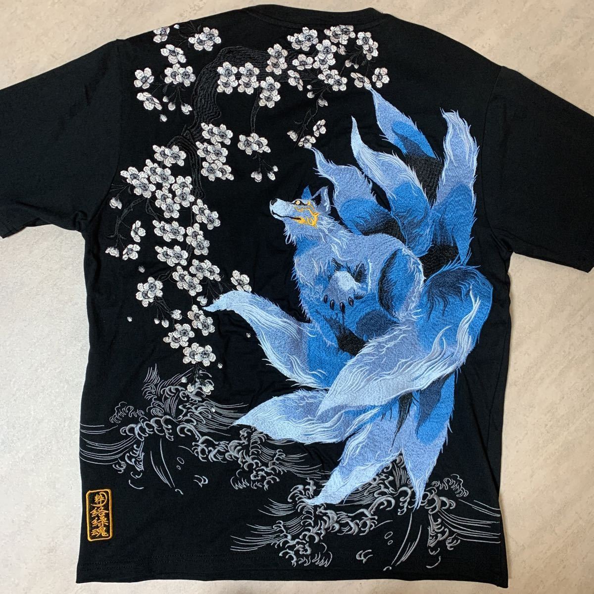 【新品タグ付】絡繰魂 粋 九尾闇桜刺繍 狐刺繍 ロゴ刺繍 総刺繍 天竺 和柄 TEE 半袖Ｔシャツ 黒 L 222053 カラクリ魂 からくり魂 