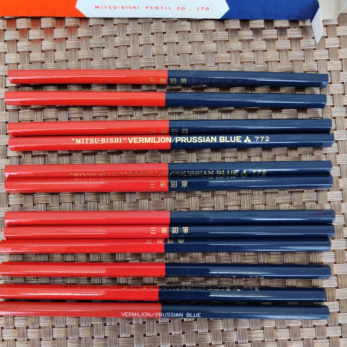 三菱鉛筆　赤　靑　二色　１２本セット新品未使用箱入り 昭和レトロ_画像3