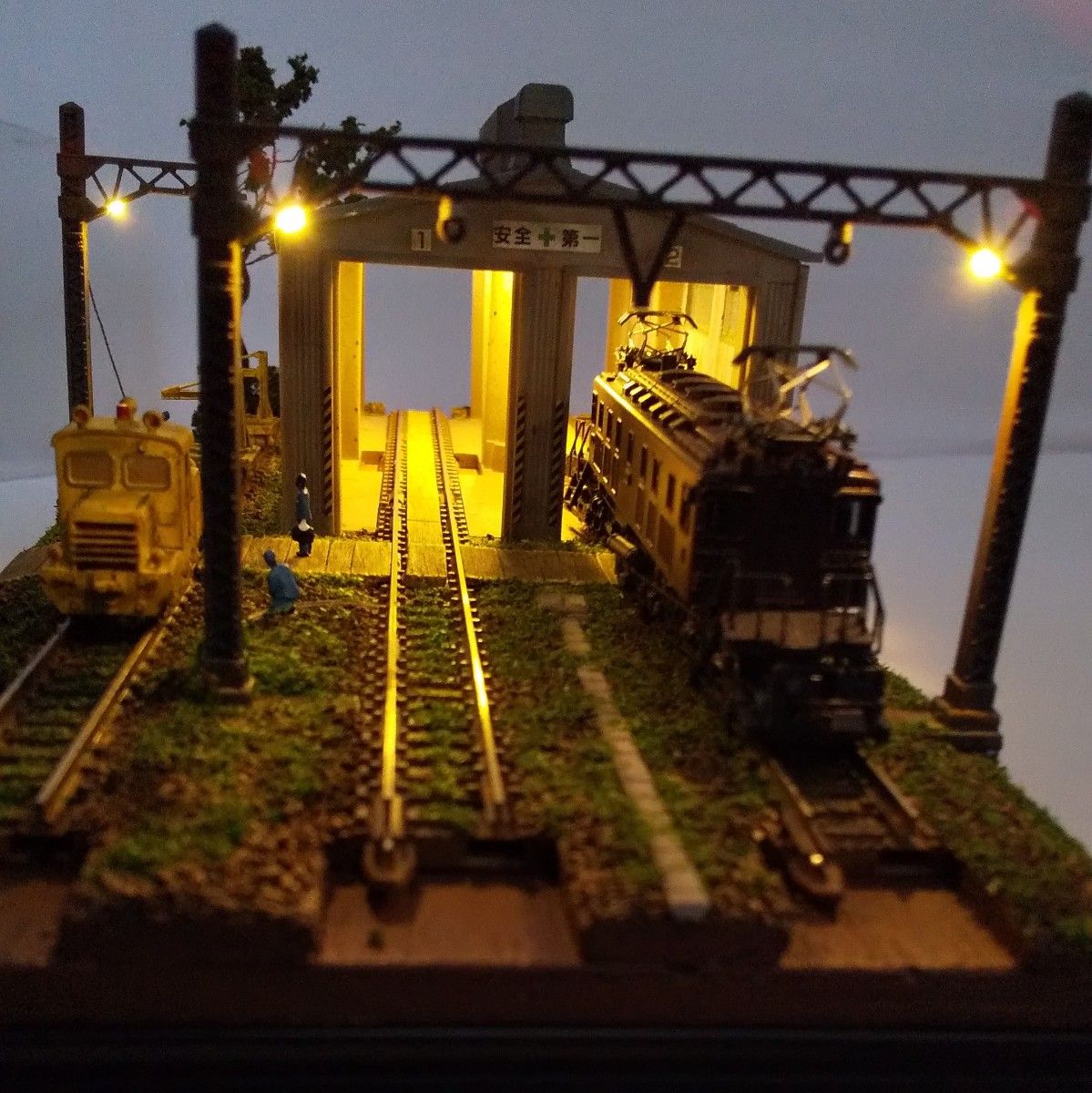 Nゲージジオラマ 電車庫 車両展示台 ライトアップ|Yahoo!フリマ Nゲージジオラマ 電車庫 車両展示台 ライトアップ|Yahoo!フリマ