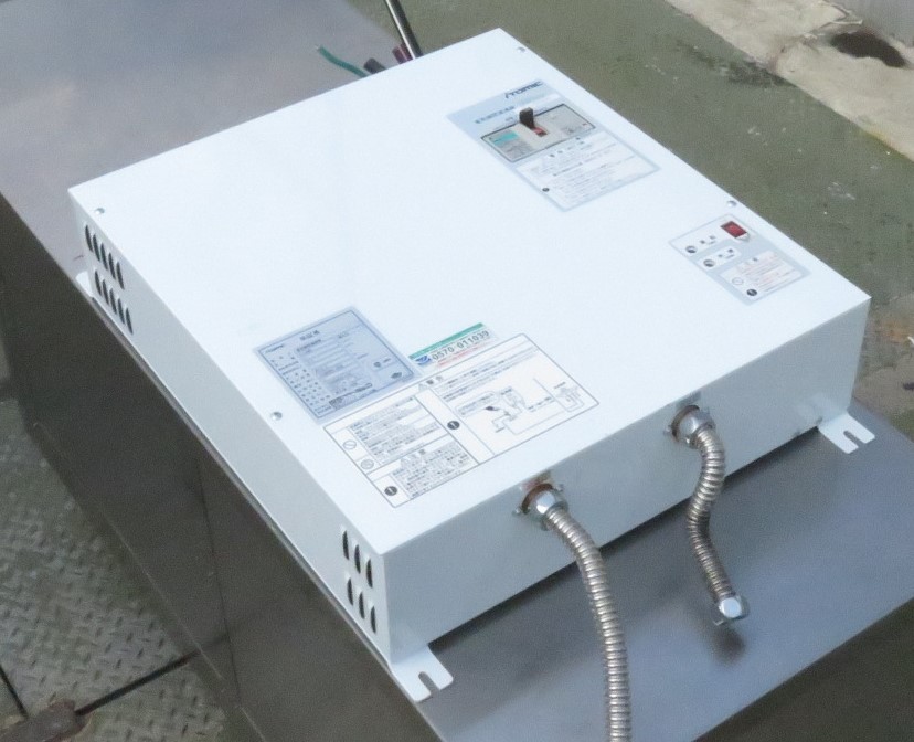 【保証付】15年 イトミック 業務用電気瞬間湯沸器 EI-40N5 三相200V 幅500×奥141×高551mm　MT2209271350_画像1