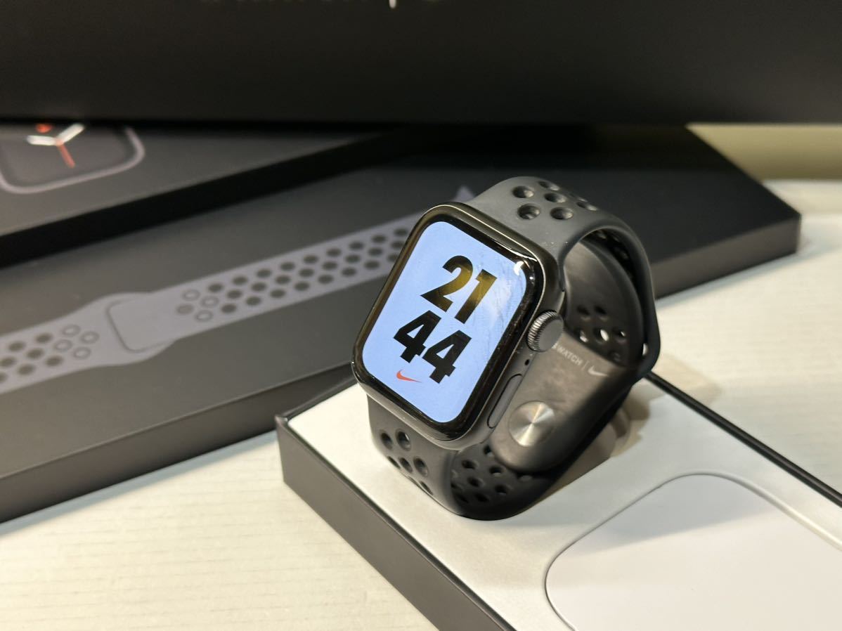 即決 Nikeモデル Apple Watch SE 40mm スペースグレイアルミニウム