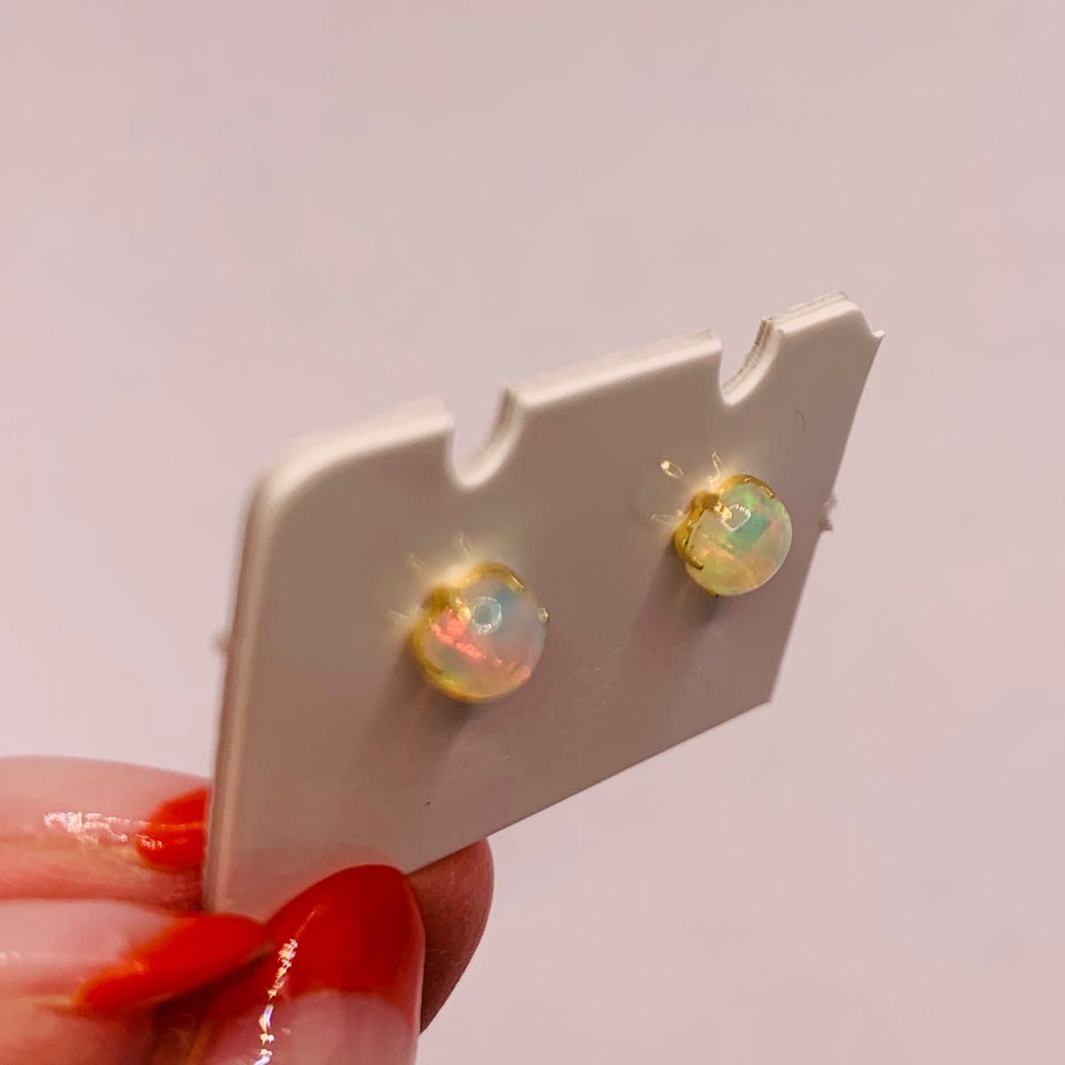 入荷しました！　天然オパール　ピアス　0.7 ct 0.35×2 opal スタッドピアス