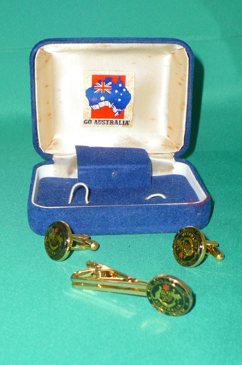  gentleman . equipment goods 21)86 -years old .. special price rare price Australia south part . contact . memory member chapter necktie pin cuffs 3 point set 