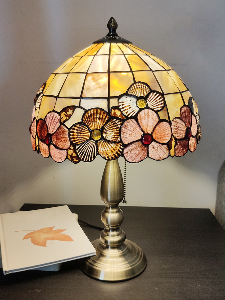 高品質◆極上品◆芸術品◆貝殻ステンドランプ ステンドグラス アンティーク 花柄 レトロな雰囲気がおしゃれ デスクライト照明
