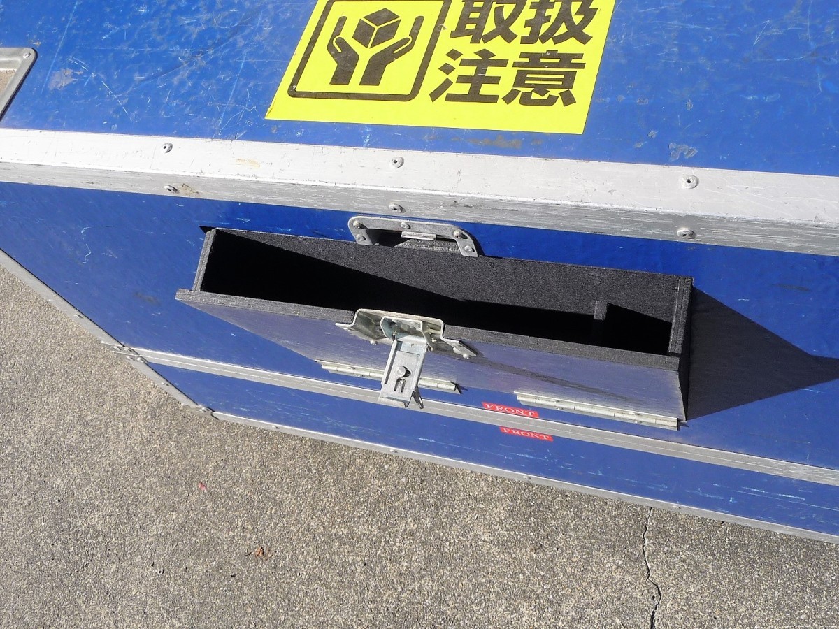* Manufacturers unknown * equipment transportation hard case container type with casters .* large machinery case / flight case [H045]