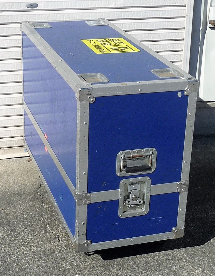 * Manufacturers unknown * equipment transportation hard case container type with casters .* large machinery case / flight case [H045]