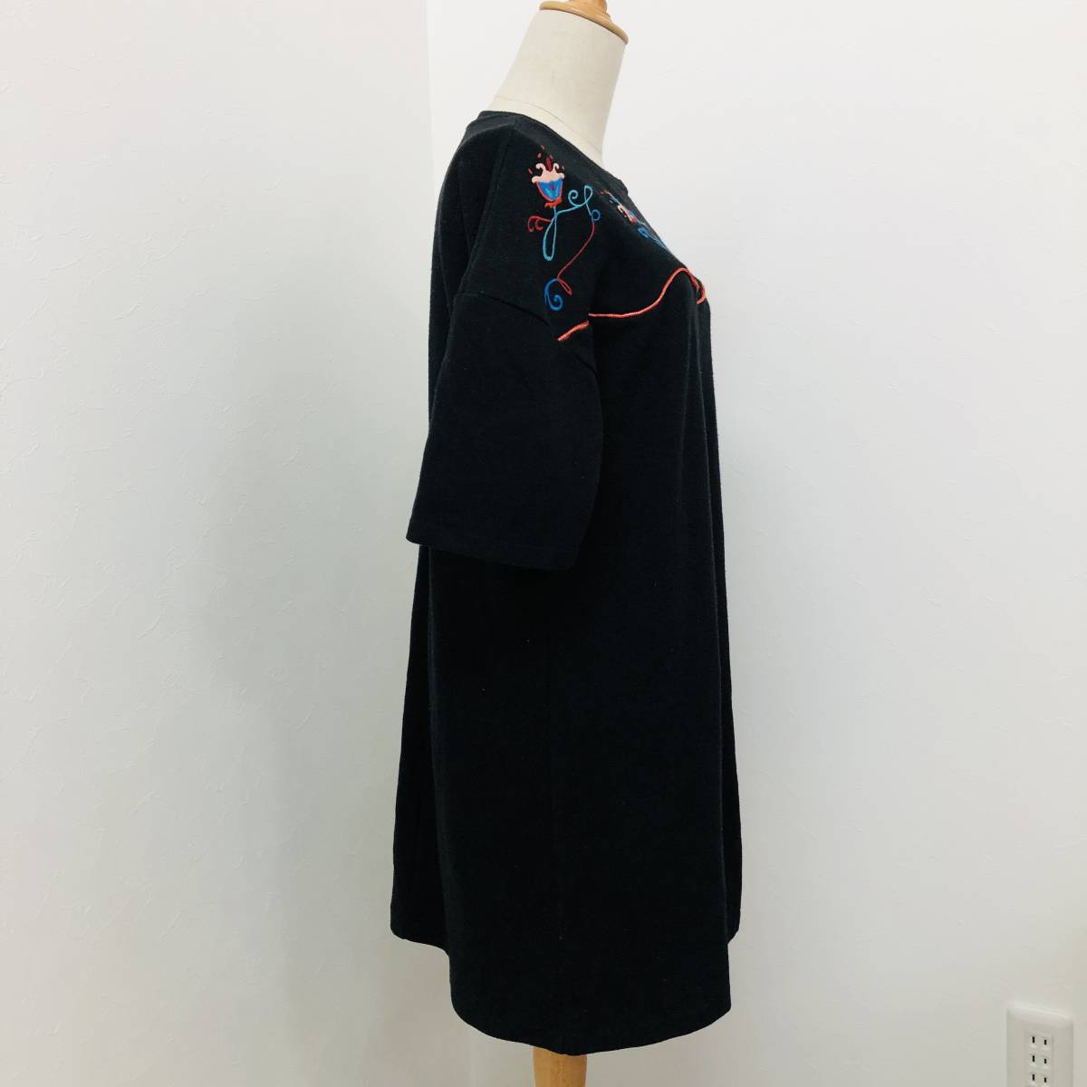 a01834 美品 ZARA ザラ ワンピース 半袖 コットン混 花柄刺しゅう 丸首 ゆったり モダン 黒系 レディース レトロヴィンテージスタイル_画像2