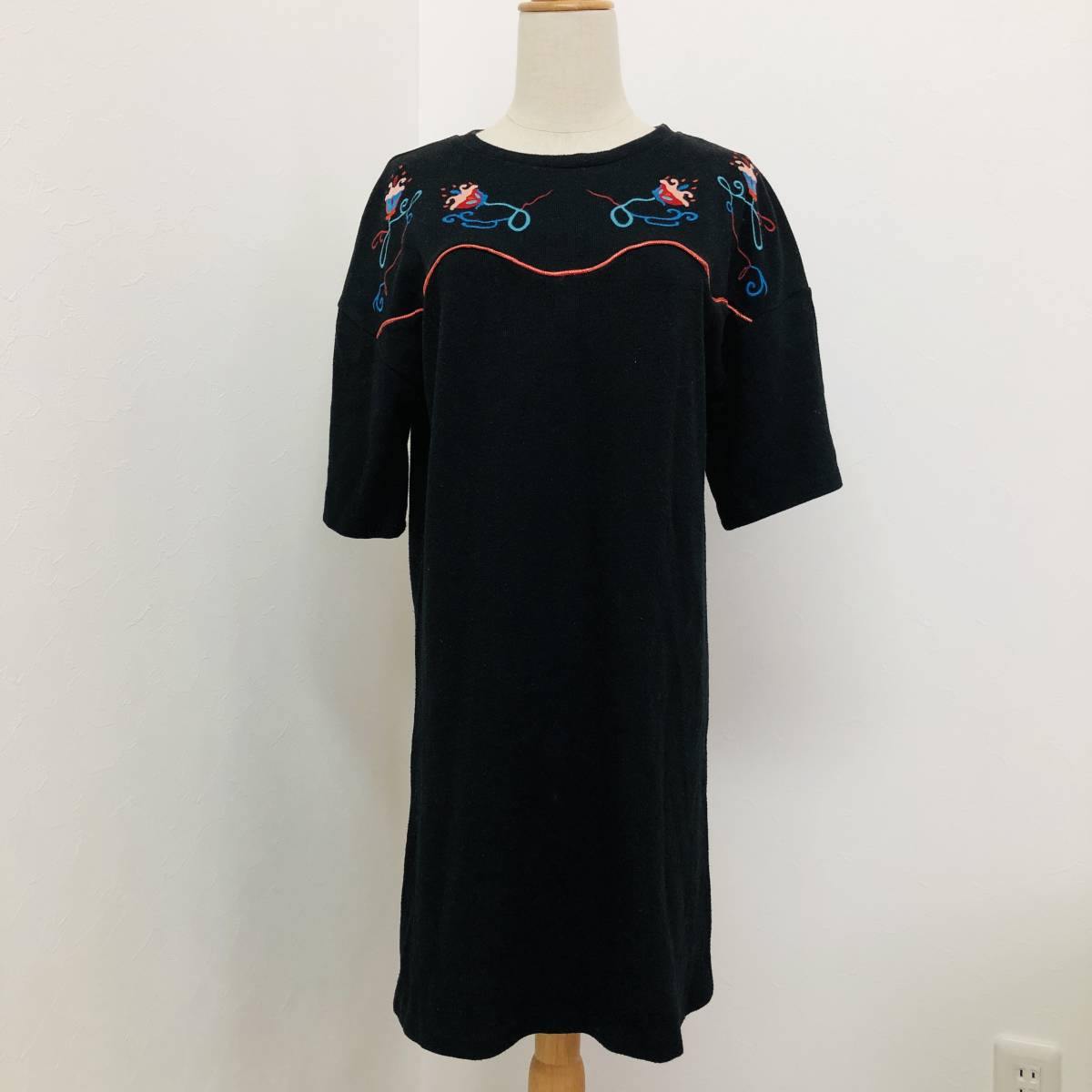 a01834 美品 ZARA ザラ ワンピース 半袖 コットン混 花柄刺しゅう 丸首 ゆったり モダン 黒系 レディース レトロヴィンテージスタイル_画像1