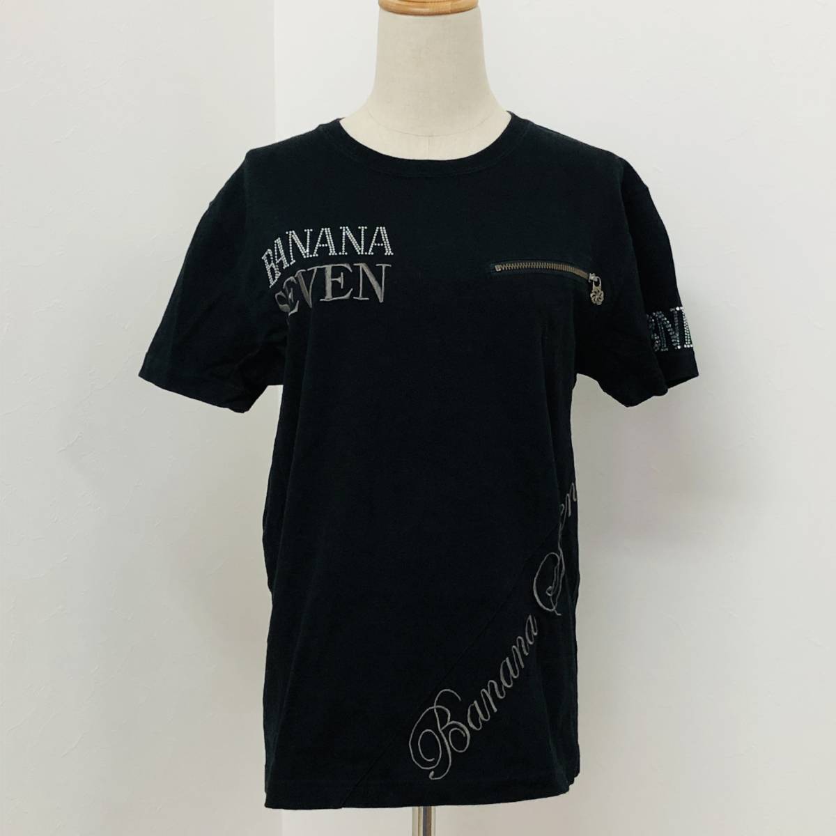 a02018 BANANA SEVEN バナナセブン メンズ 半袖Tシャツ M 黒 ビジュー ロゴ刺繍 綿100% 丸首 飾りポケット シンプルデイリーカジュアル_画像1