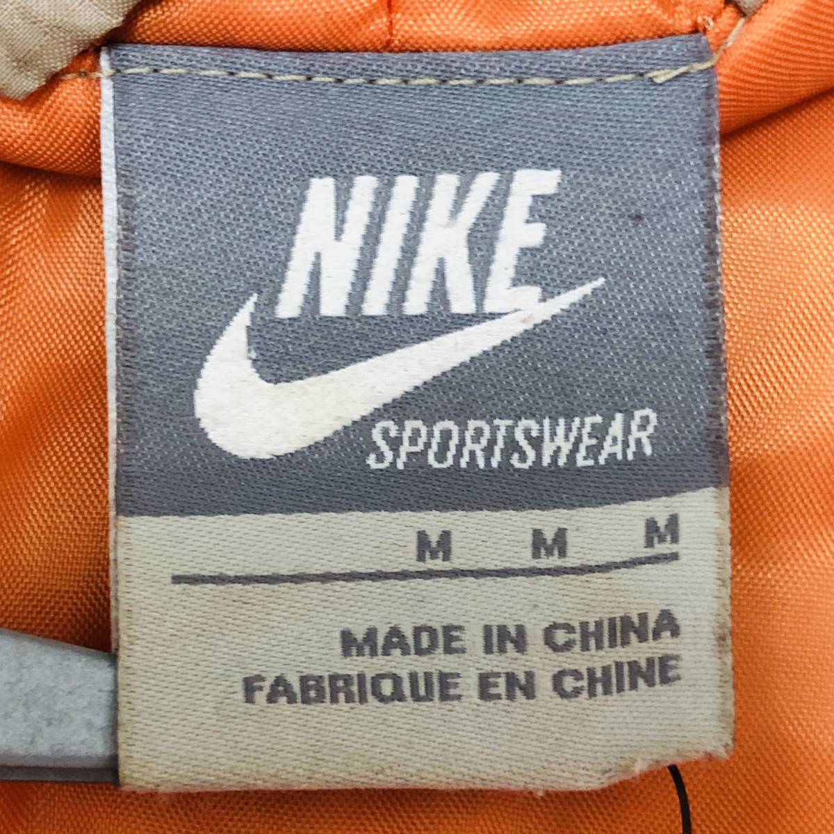 a02053 NIKE ナイキ ジャンパー ナイロンパーカー フード付 フルジップ M ベージュ ロゴ刺繍 古着 USED 万能 スポーティーカジュアルルック_画像9