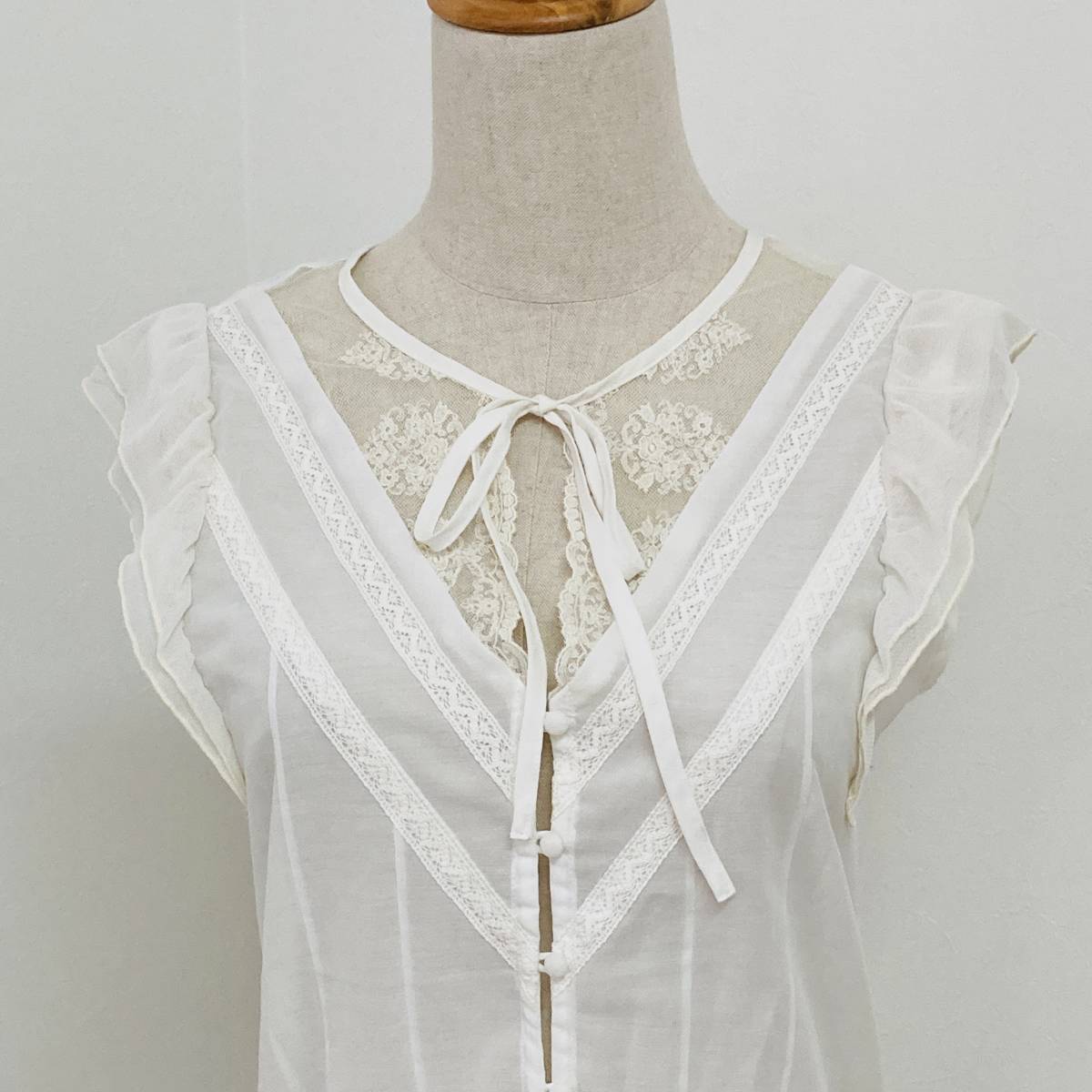 a02492 beautiful goods SHIPS Ships sleeveless shirt blouse thin see-through race collar cord attaching made in Japan S white cotton . on goods elegant ga- Lee сhick 