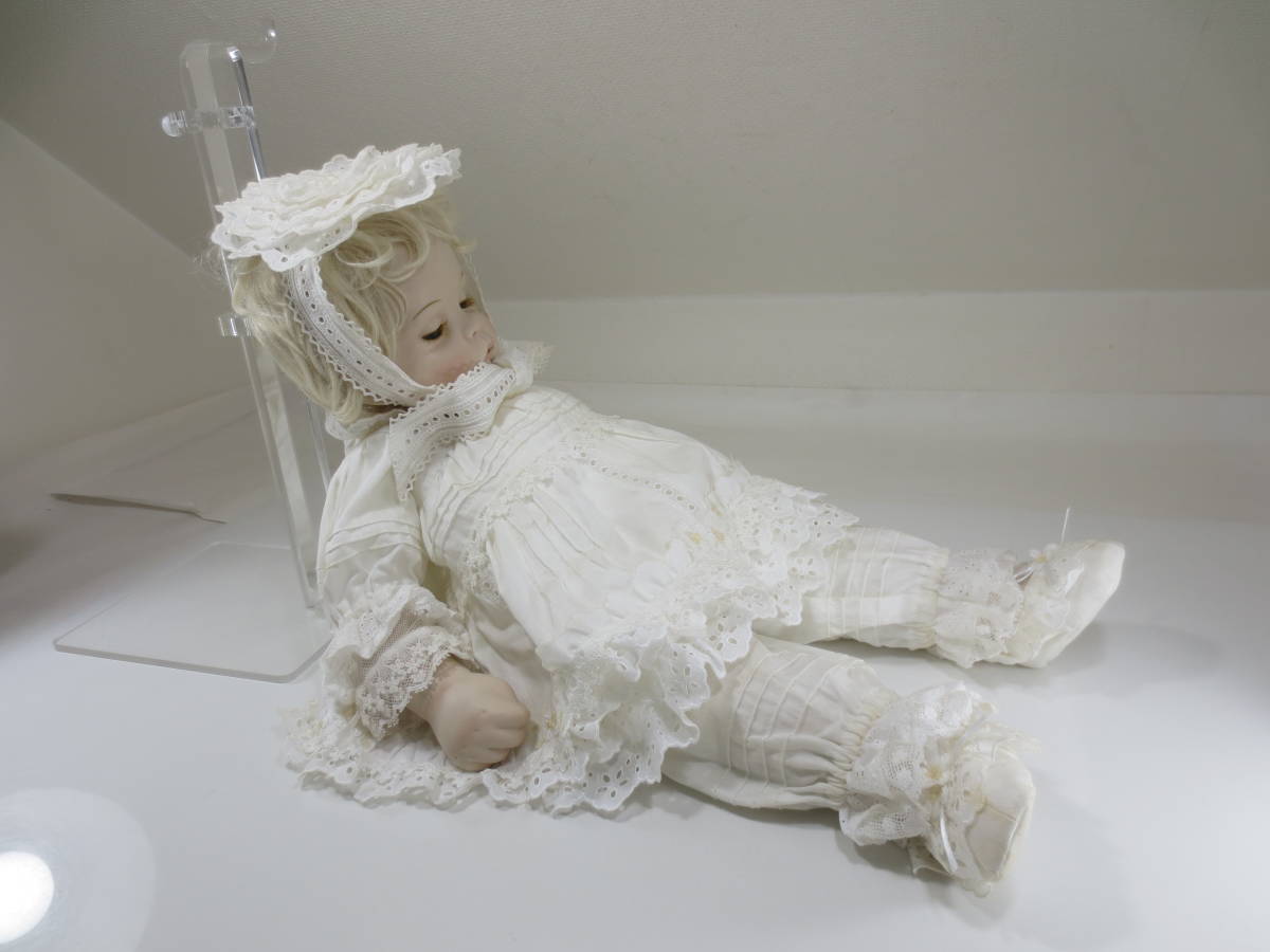 *[... Anne Rico ] bisque doll put on . change doll stain equipped 