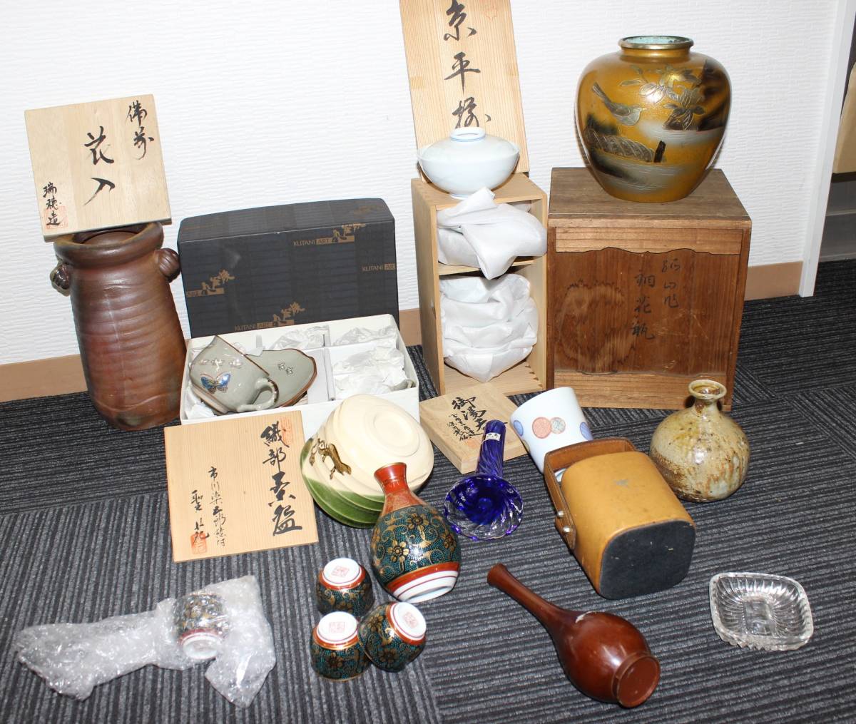 ○【皿まとめ7/陶器他】焼き物/九谷焼?金箔花瓶?青粒徳利酒器セット