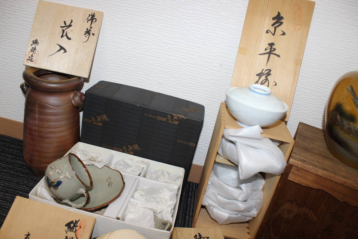 ○【皿まとめ7/陶器他】焼き物/九谷焼?金箔花瓶?青粒徳利酒器セット