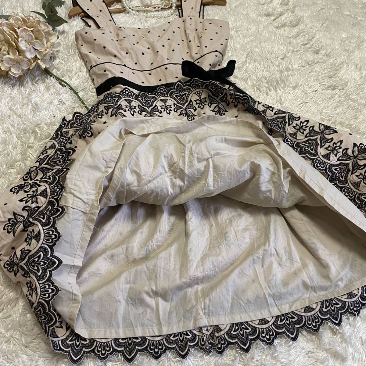 【TOCCA】総刺繍* 水玉フリルリボン6サイズ* コットンワンピース* トッカ 膝丈 Aライン ボタニカル柄 ノースリーブMサイズ ベージュ黒