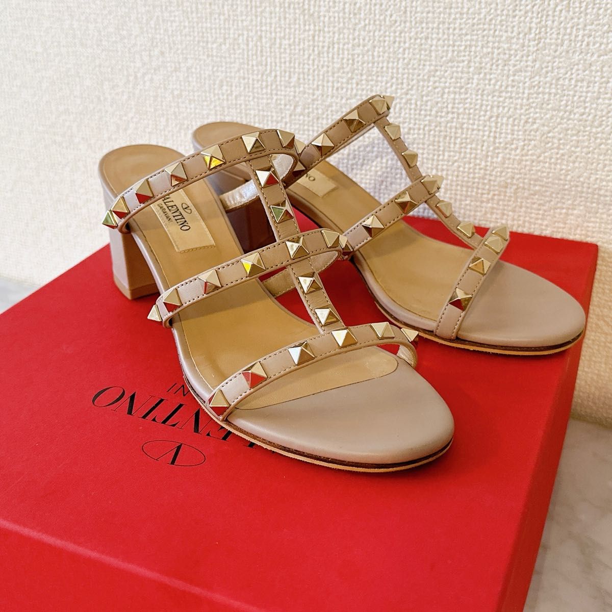 美品 VALENTINO ロックスタッズ カーフスキン レザー スライドサンダル-