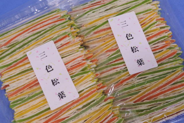  three color pine leaf (. bargain 300g×2 sack ).. is good!..... snack pine leaf . in plenty! fish meat . delicacy... pine leaf delicacy, delicacy kamaboko [ including carriage ]