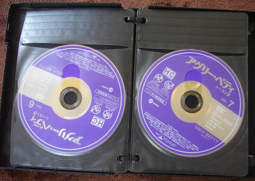 アグリー・ベティシーズン３(全12巻セット)レンタル版中古DVD　　ケースを開いた状態の場合 　ネコポス便 同梱値引きあり_画像3