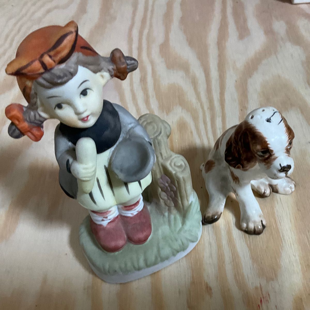 陶器置き物 歌う少女と犬 - 置物