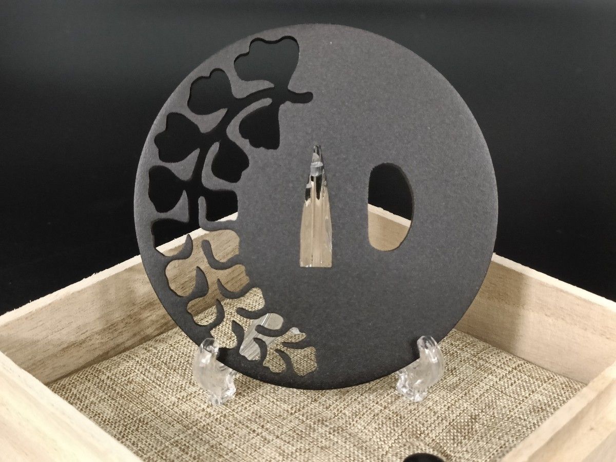 日本刀装具　刀鍔　藤花の図　鉄地　透　箱付　展示台付　刀剣美術　厚さ4MM　重さ110G